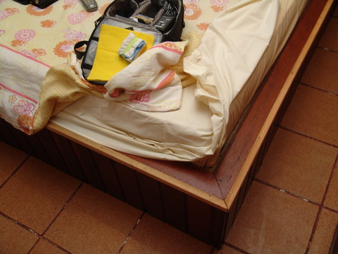 A cama de alvenaria, com colcho menor que a cama, eu no cabia (nem na diagonal) no colcho